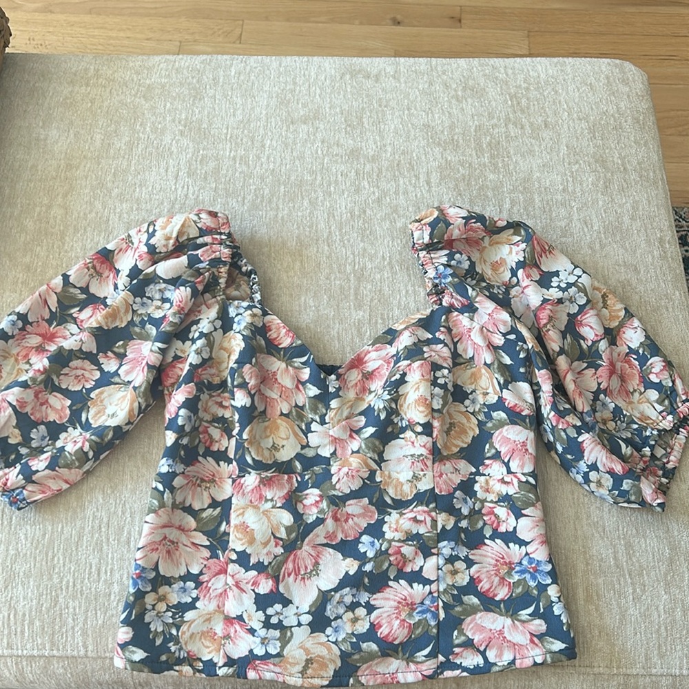 Women’s puff sleeve floral top, size XS